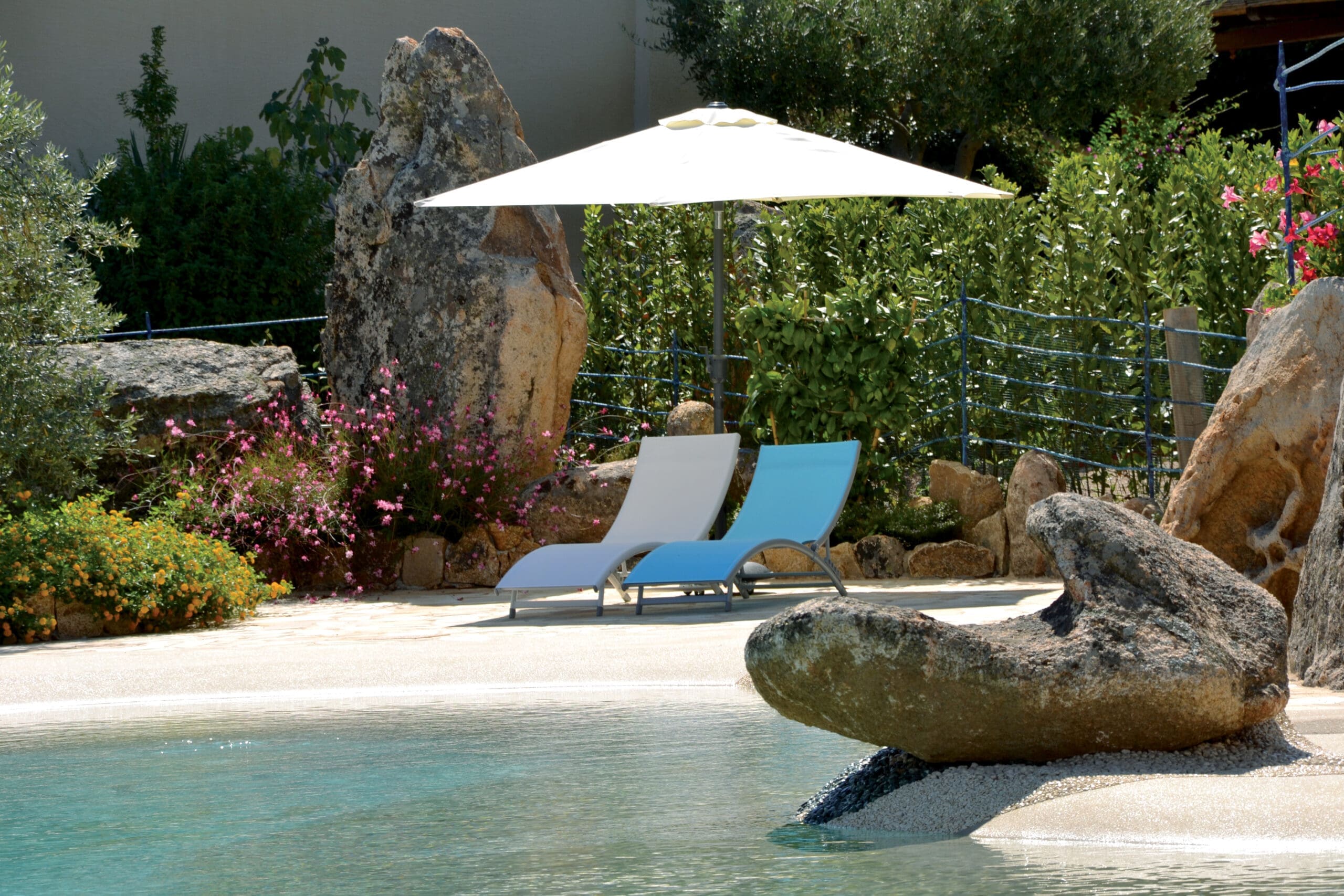 Quartz Pool Seating and Boulder